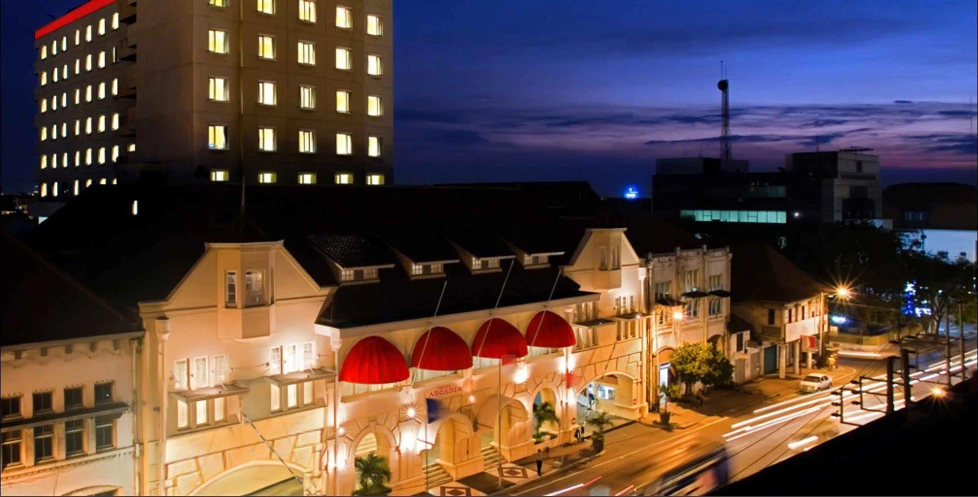 Arcadia Surabaya Hotel Екстер'єр фото